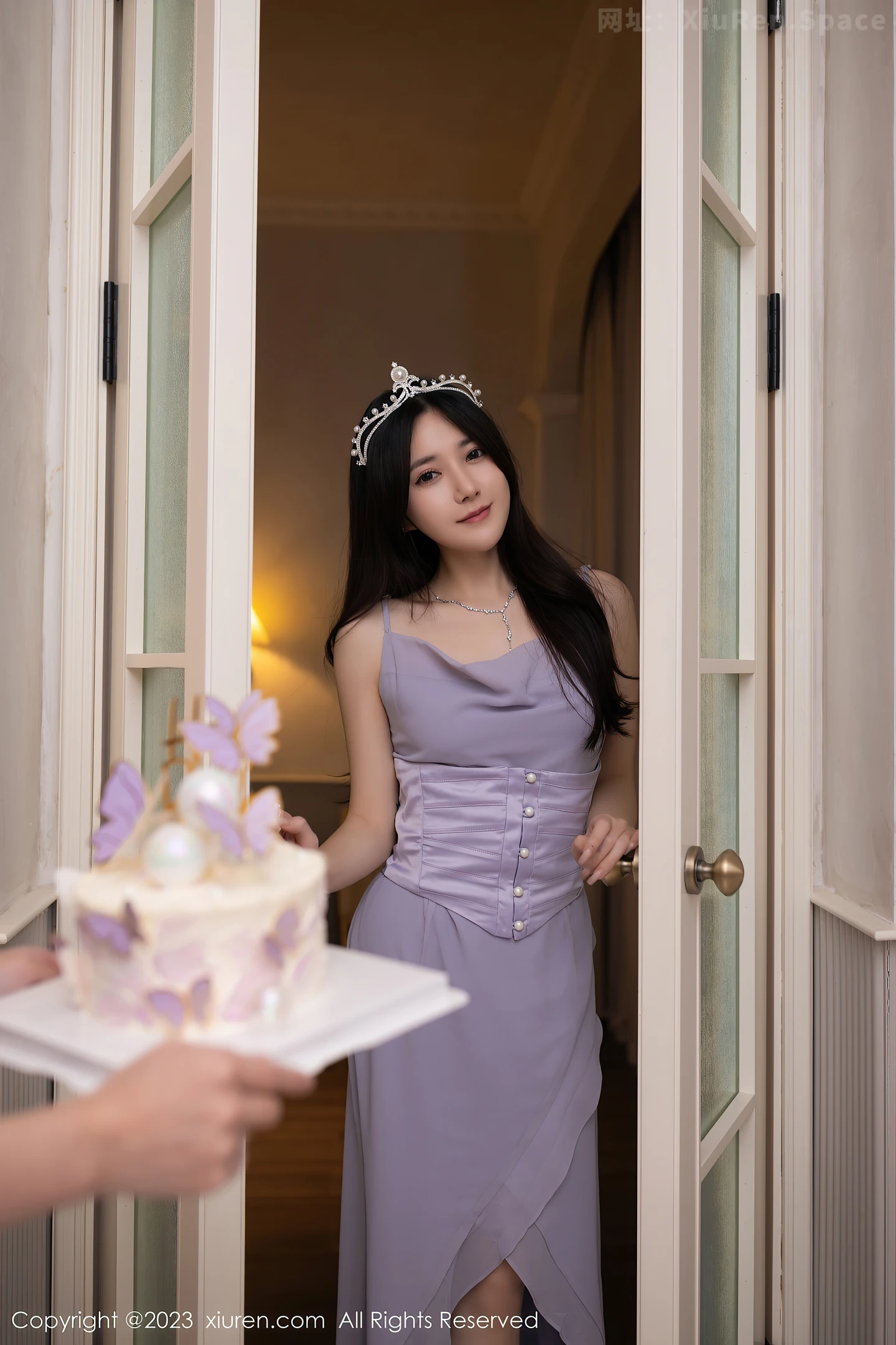 图片[2]-[XiuRen秀人网]2023.02.16 VOL.6276 林珊珊 红色吊带连衣裙加黑色透视情趣内衣性感私房写真集-秀人网官方网站